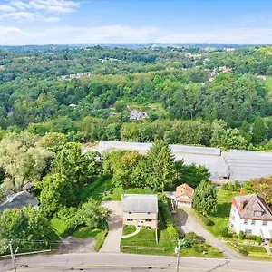 Stylish And Bright 4 Bedroom Home, Amazing Yard With Firepit, Game Holiday home